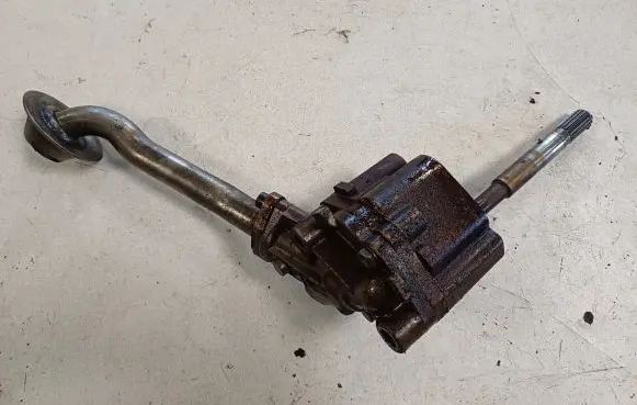 Volkswagen PASSAT B5 Oil pump 058115153A