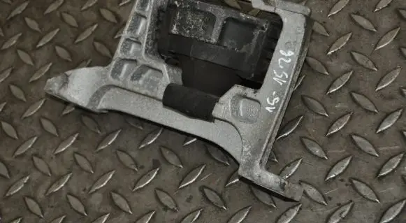 Volvo V40 Engine mount bracket