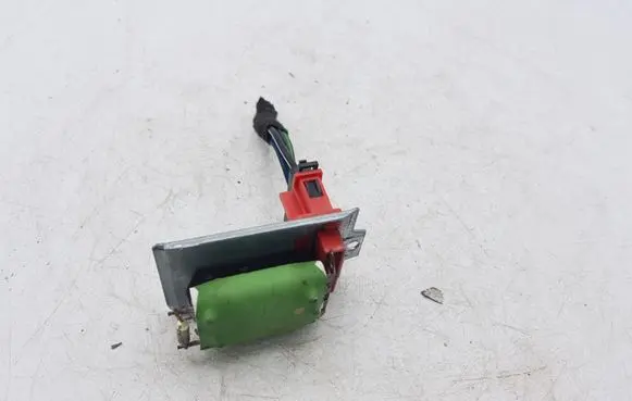 Volkswagen PASSAT B5 Heater blower motor/fan resistor 8D0959763