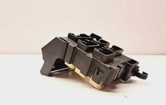 Toyota Corolla Verso AR10 Fuse module 8273405030