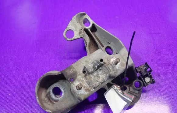 Audi A6 S6 C5 4B Engine mounting bracket 4B0199352A
