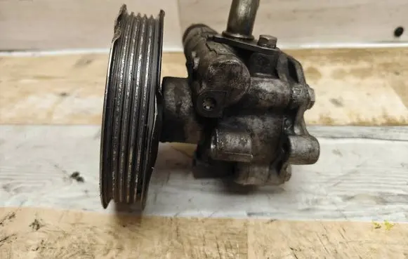 Volkswagen PASSAT B5.5 Power steering pump 8D0145177Q