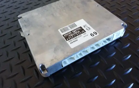 Toyota Avensis T250 Engine control unit/module 8966105690 MB1758006325 1CDFTV