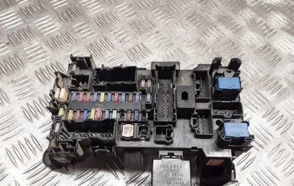 Suzuki Grand Vitara II Fuse module 10167C22 3861084F21 0665005592