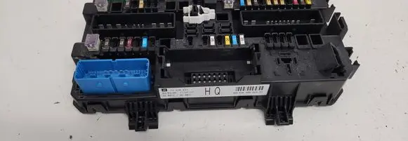 Opel Zafira B Fuse module 13220831