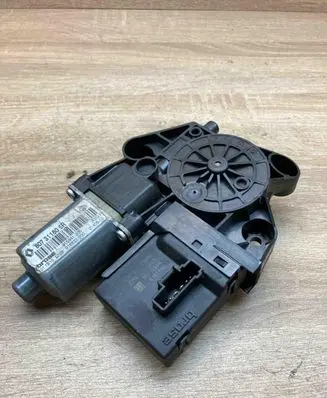 Renault Megane I Front door window regulator motor 910837200 807311805R 10117
