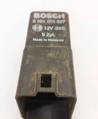 Volkswagen PASSAT B5 Glow plug pre-heat relay 0281003027