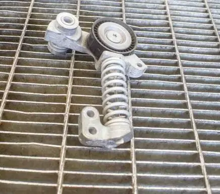 Volvo XC90 Generator/alternator belt tensioner 1003096