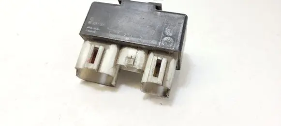 Volvo S70 V70 V70 XC Glow plug pre-heat relay 899251000