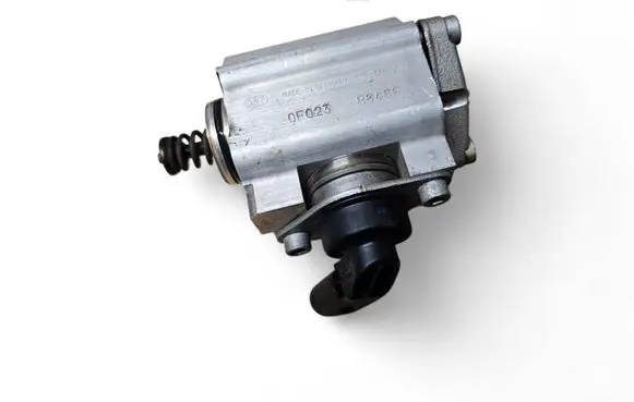 Audi A3 S3 8P Fuel injection high pressure pump 06D127026J 0261520026 0F023