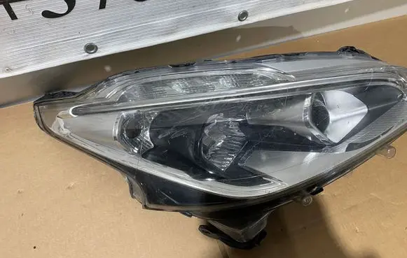 Peugeot 208 I Headlight/headlamp 90132562