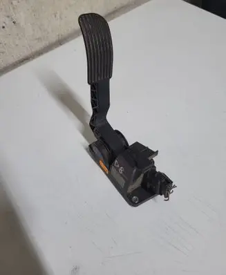 Mercedes-Benz Vito Viano W639 Accelerator throttle pedal A6393000604 0281002561