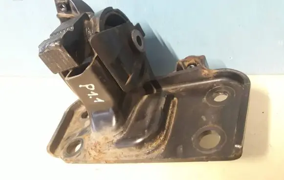 Toyota Avensis T270 Engine mount bracket