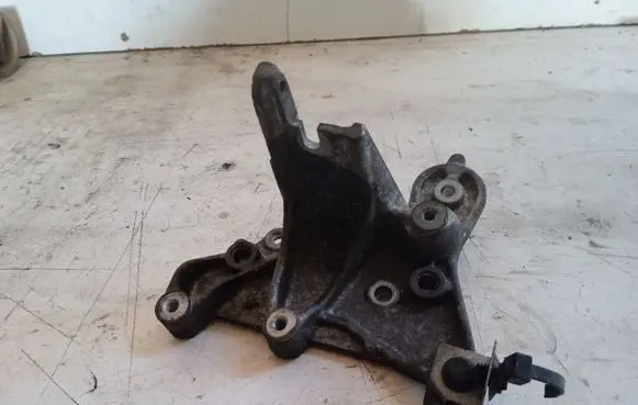 Volvo S40 Engine mounting bracket 9648584680