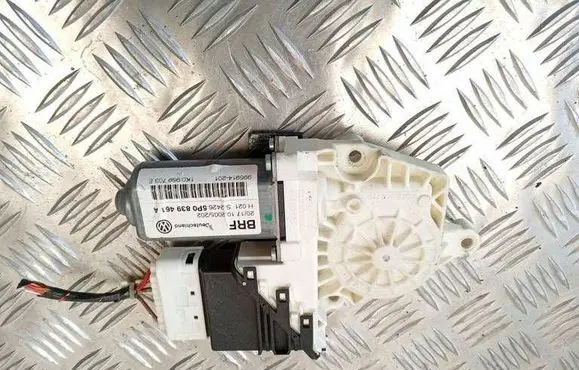 Seat Toledo III (5P) Rear door window regulator motor 993424200 5P0839461A