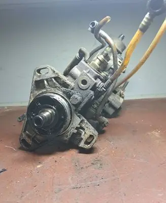 Mercedes-Benz E W124 Fuel injection high pressure pump 6050700101 0400075926 5650904768