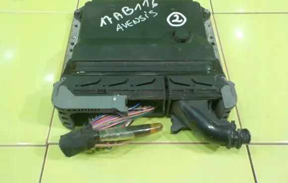 Toyota Avensis T270 Engine control unit/module 8966105000