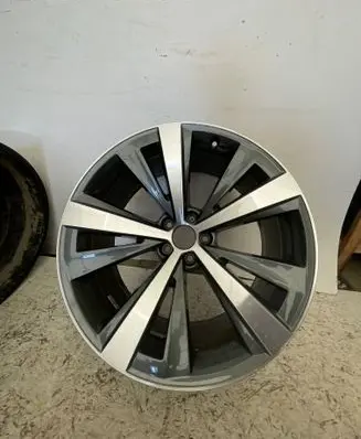 Audi Q8 R21 alloy rim 