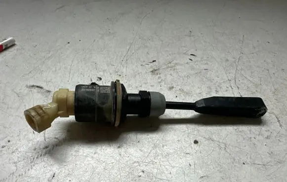 Dacia Sandero II Clutch master cylinder 306100394R