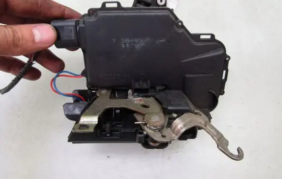 Seat Leon (1M) Rear door lock