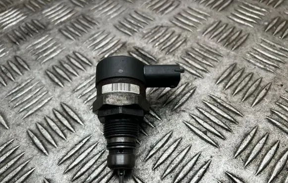 Opel Vivaro Fuel pressure regulator 0281002800 8200610770 32402935