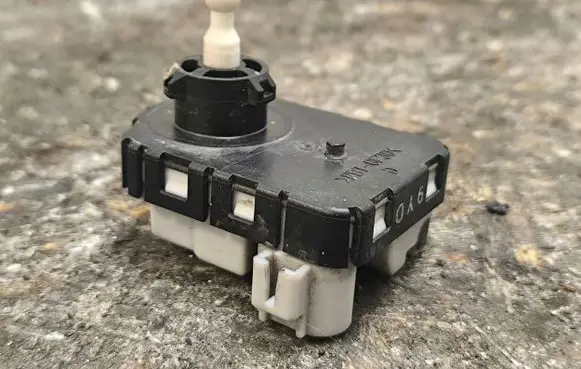 Headlight level adjustment motor