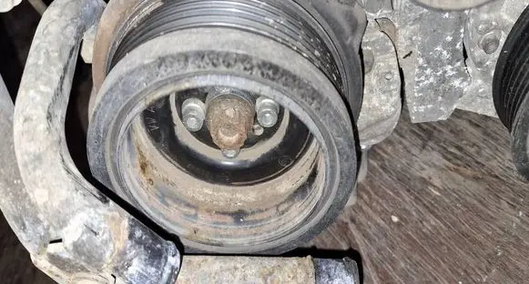 Volkswagen Touran I Crankshaft pulley 03G105243