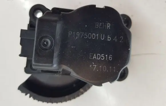 Citroen DS5 Air flap motor/actuator P1975001UB42 P1975001