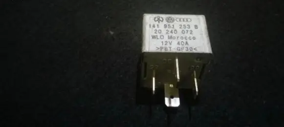 Volkswagen PASSAT B5 Other relay 141951253B