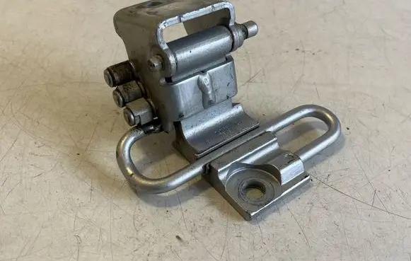 Volkswagen Touareg I Front door lower hinge 7L0831412A