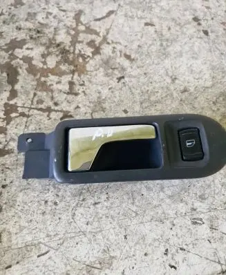 Volkswagen PASSAT B5.5 Front door interior handle 