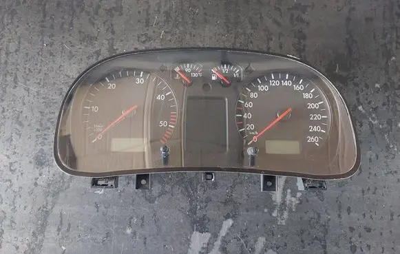 Speedometer (instrument cluster)