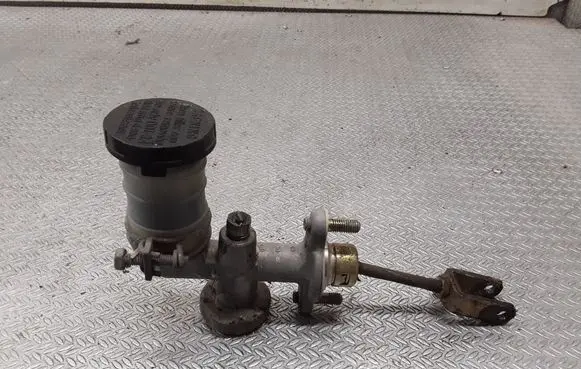 Isuzu Trooper Clutch master cylinder 