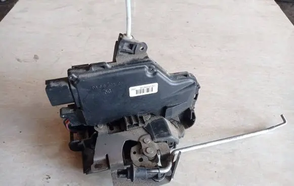 Audi A4 S4 B6 8E 8H Front door lock 8e2837015c