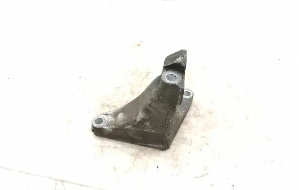 Engine mounting bracket