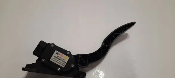 KIA Carens I Accelerator throttle pedal 1D910