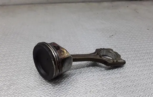 Volkswagen Polo IV 9N3 Piston with connecting rod