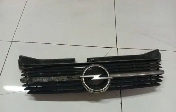 Opel Omega B1 Front grill 90491397