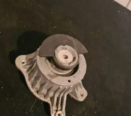 Mercedes-Benz C W205 Engine mount bracket A2052407700