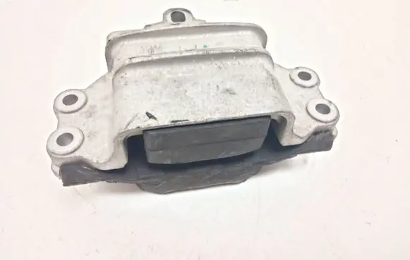 Volkswagen PASSAT B7 Engine mount bracket 8J0199555