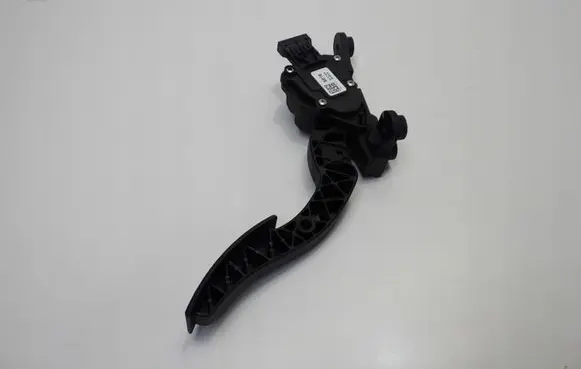 Accelerator throttle pedal