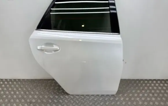 Toyota Auris E180 Rear door