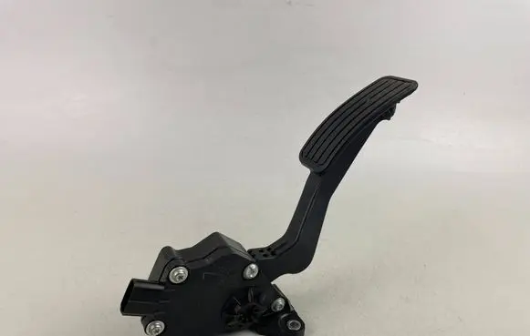 Accelerator throttle pedal