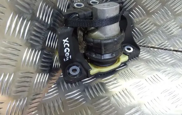 Volvo XC60 Engine mounting bracket