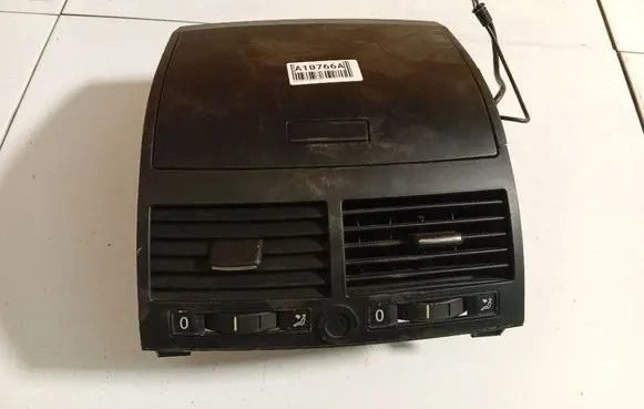 Volkswagen Touareg I Dash center air vent grill 7L6819727