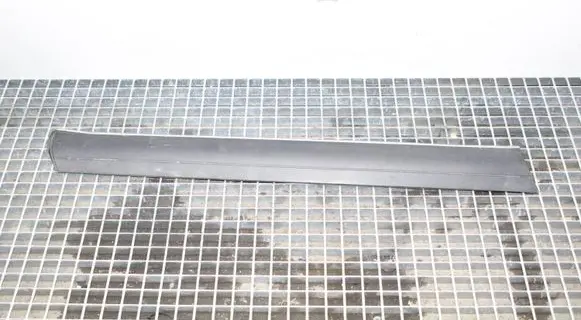 Volkswagen Touareg I Front door trim (molding) 7L6937787E