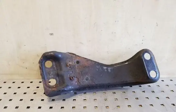 Subaru Legacy Engine mounting bracket