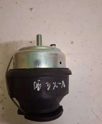 Volvo XC90 Engine mount bracket F8160221