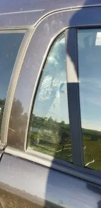 Rear vent window glass