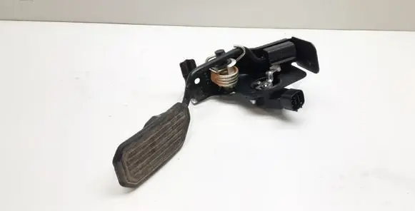 Accelerator throttle pedal
